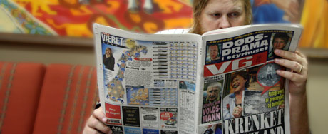 Louis reading VG, a Norwegian newspaper